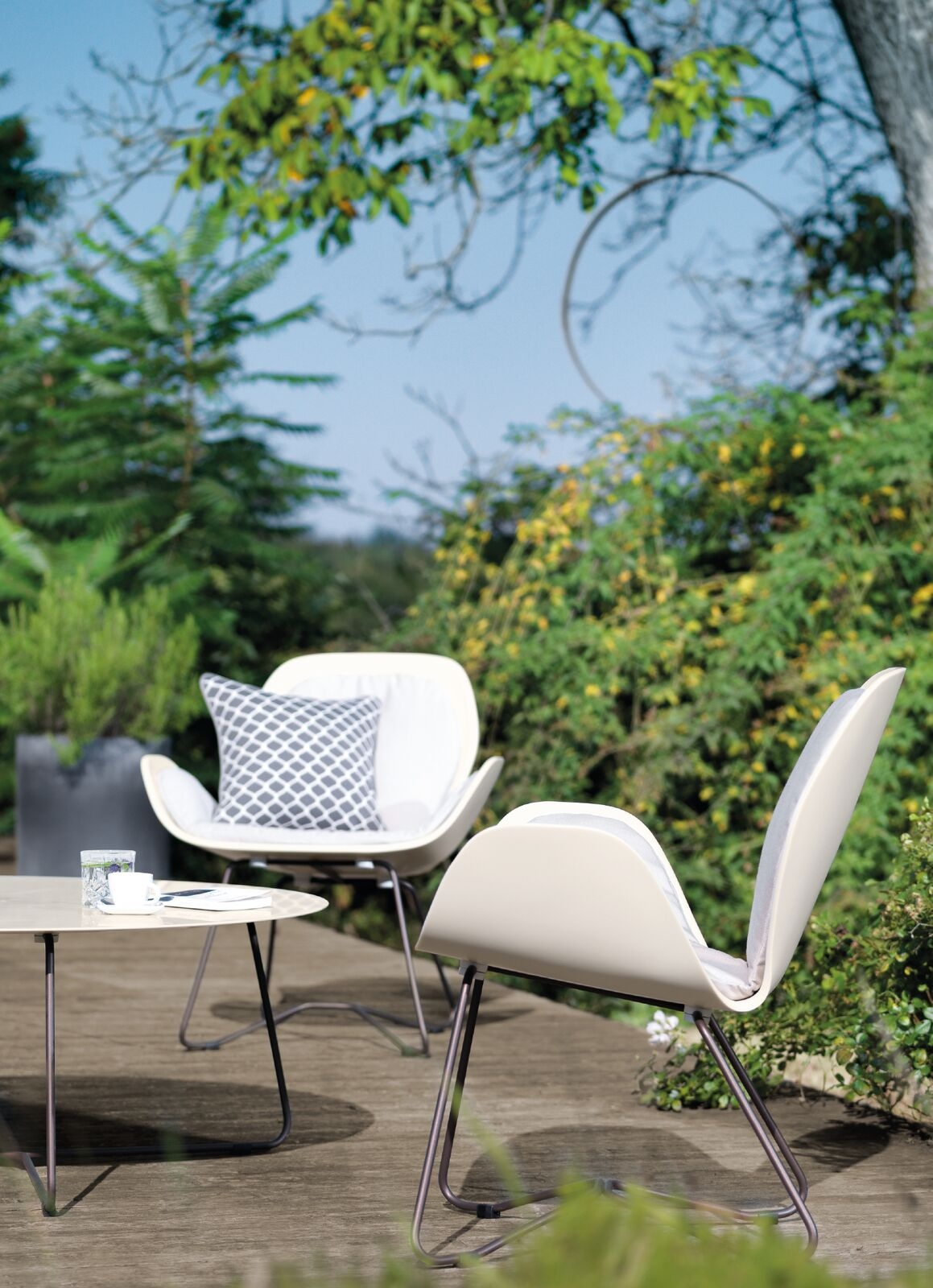 Fauteuils couleur sable de la collection Dove par VIteo à Cannes