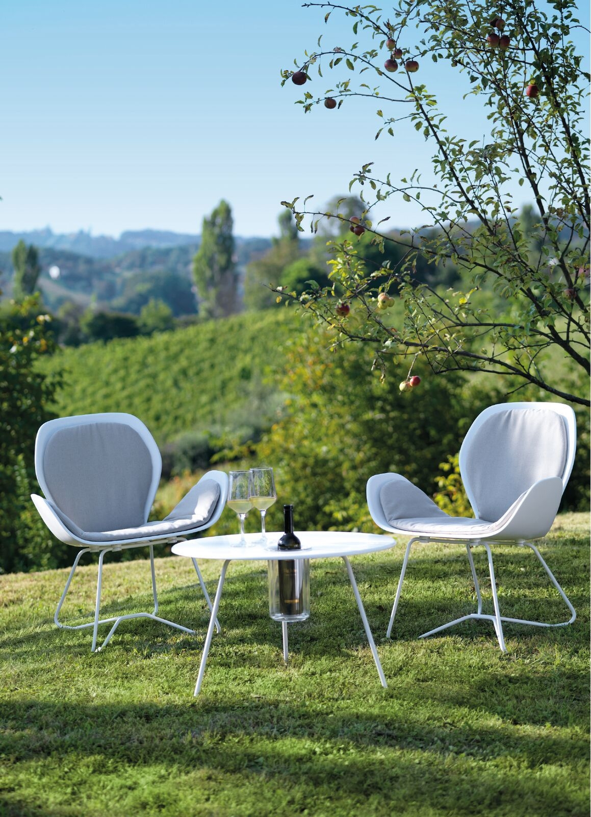 Deux fauteuils blancs avec coussins écru de la collection Dove par Viteo à Cannes