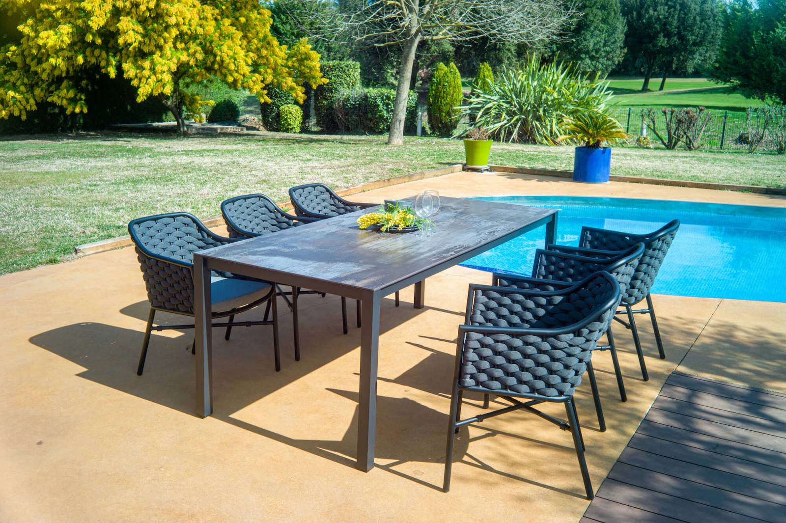 Table de repas design en aluminium thermo laqué avec plateau en céramique de la collection Duna