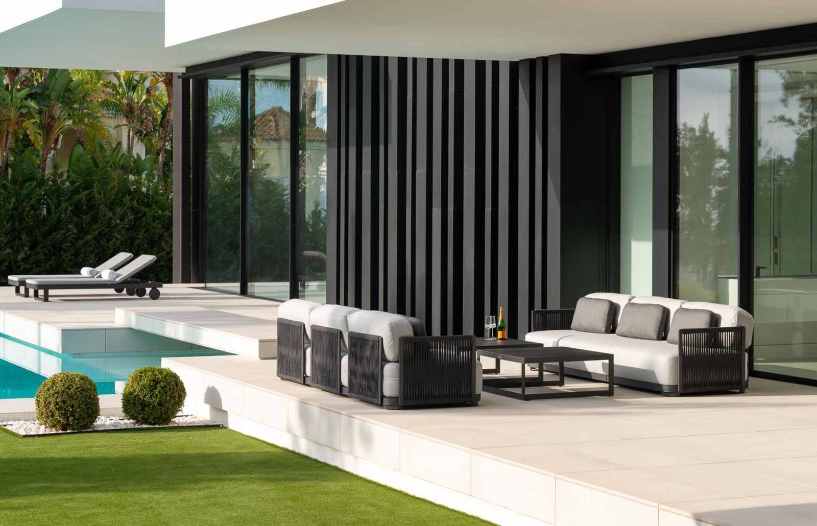Salon de jardin confortable et modulable, tressé en cordes, collection Durbuy par JATI & KEBON à Cannes