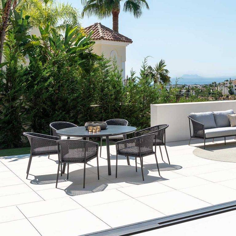 Table ronde de repas design en aluminium avec plateau en céramique, collection Durham par JATI & KEBON à Biarritz