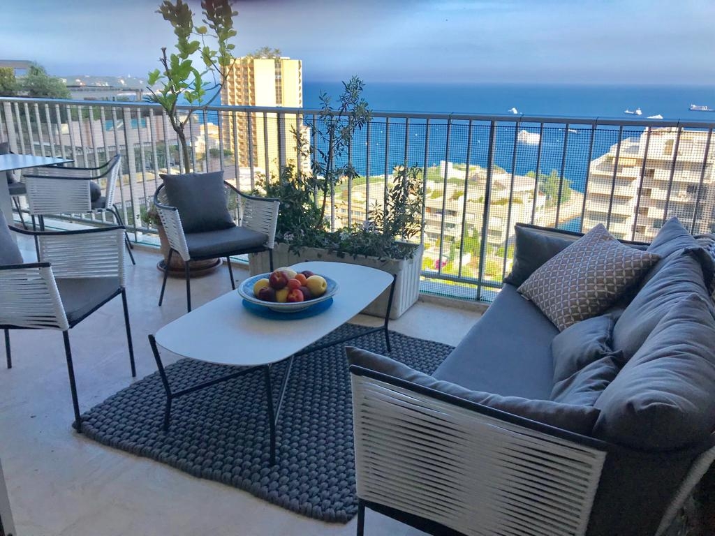 Salon de jardin design en cordes et coussins gris à Monaco