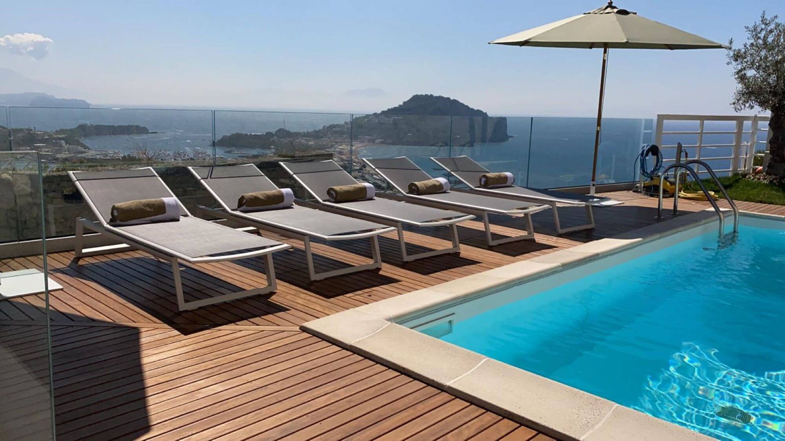 Coin piscine transats Themis à Naples en Italie