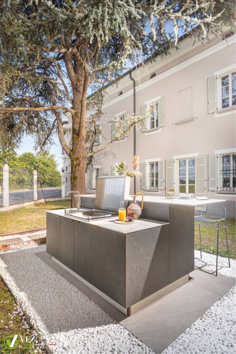 Cuisine d'extérieure en marbre avec évier et barbecue à Monaco