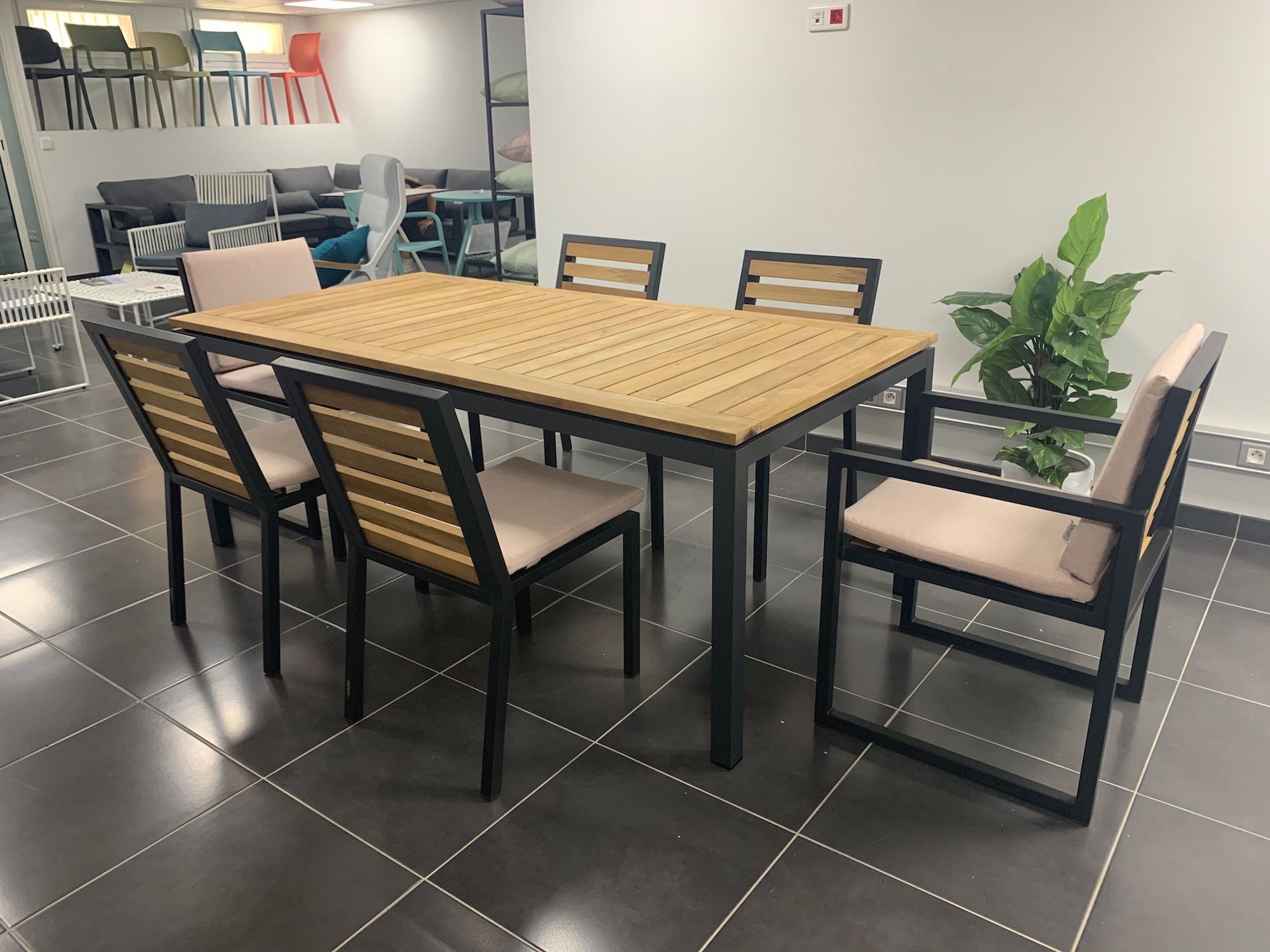 Ensemble de repas avec table essentiel en teck au showroom Mood Design à Cagnes-sur-mer