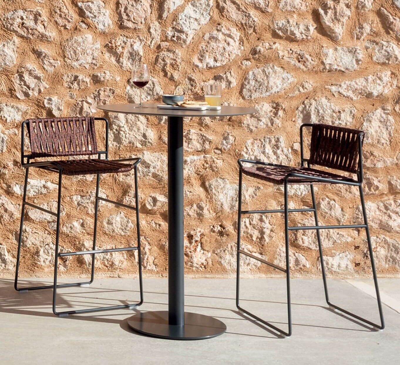 Tabouret avec dossier tressé et incliné de la collection Out line par Expormim à Villefranche