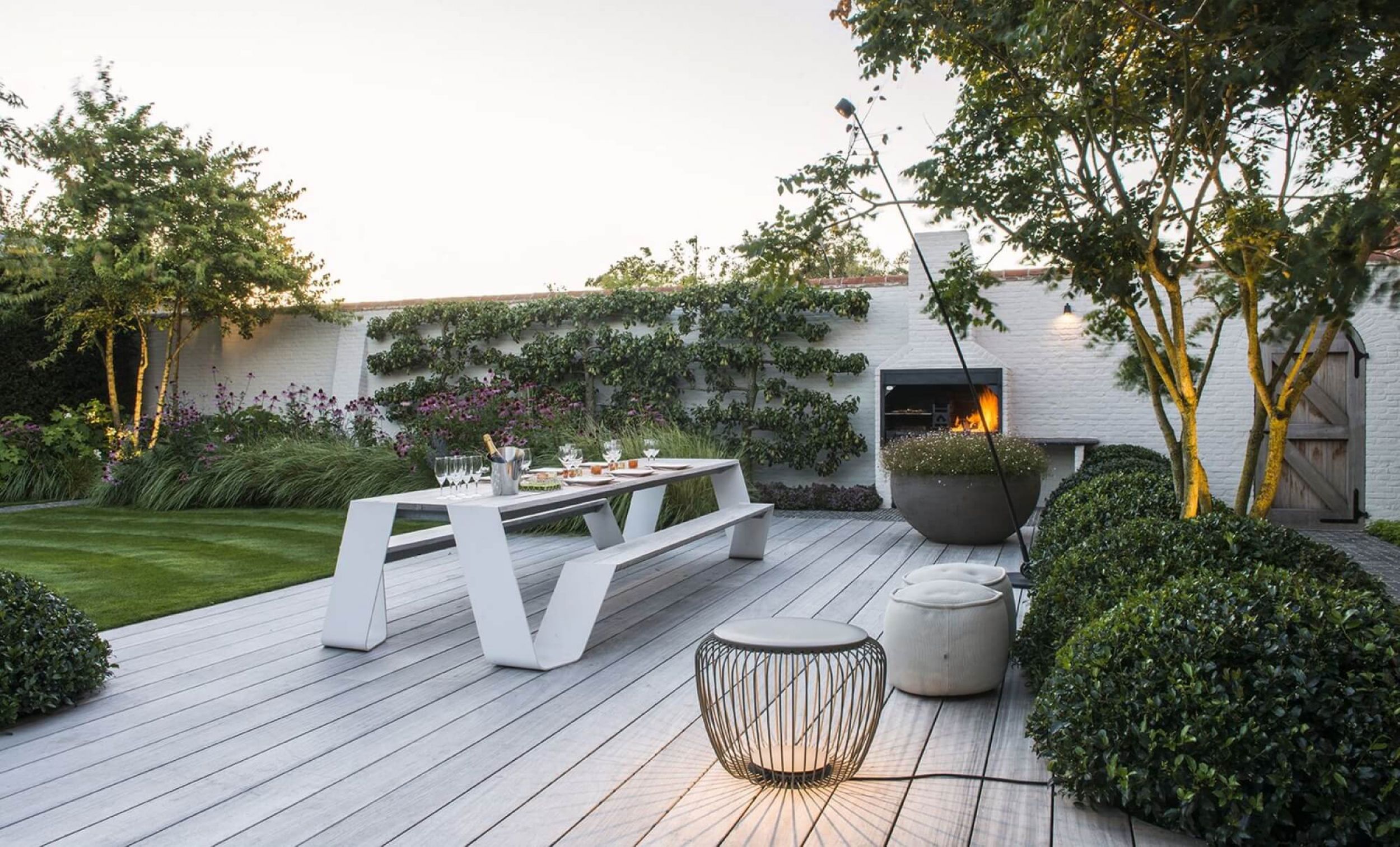 Table de repas design unique en aluminium thermolaqué et bois collection Hopper par Extremis