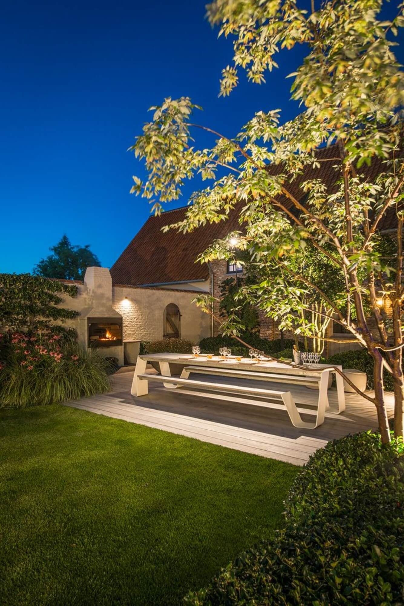 Table de repas design unique en aluminium thermolaqué et bois collection Hopper par Extremis