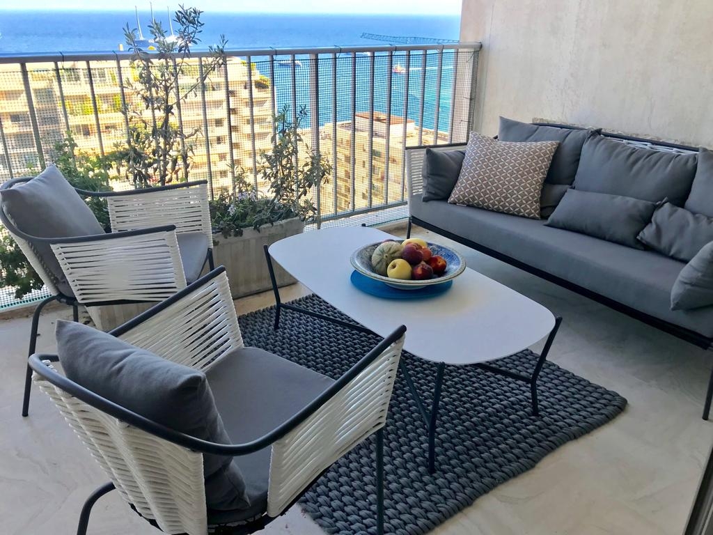 Mobilier d'extérieur en inox et cordes avec coussins gris Sunbrella à Monaco