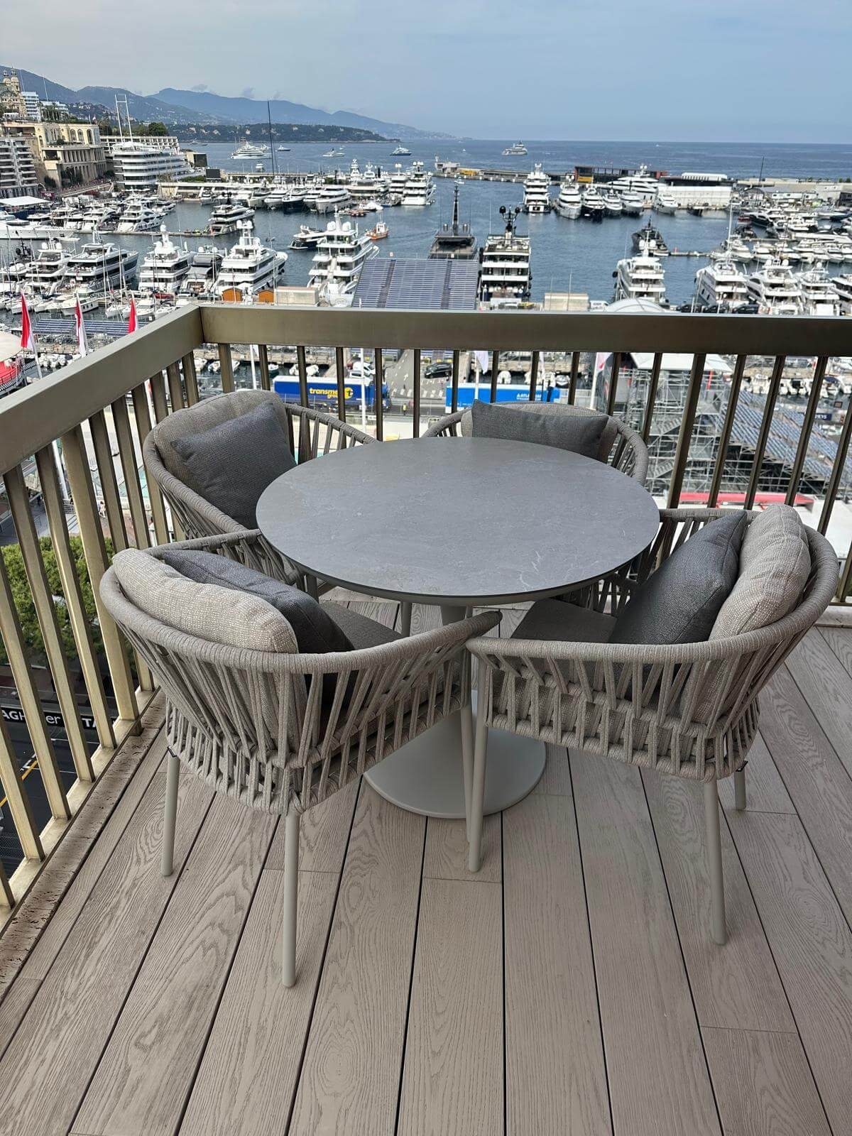 Ensemble de repas élégant en bord de mer à Monaco