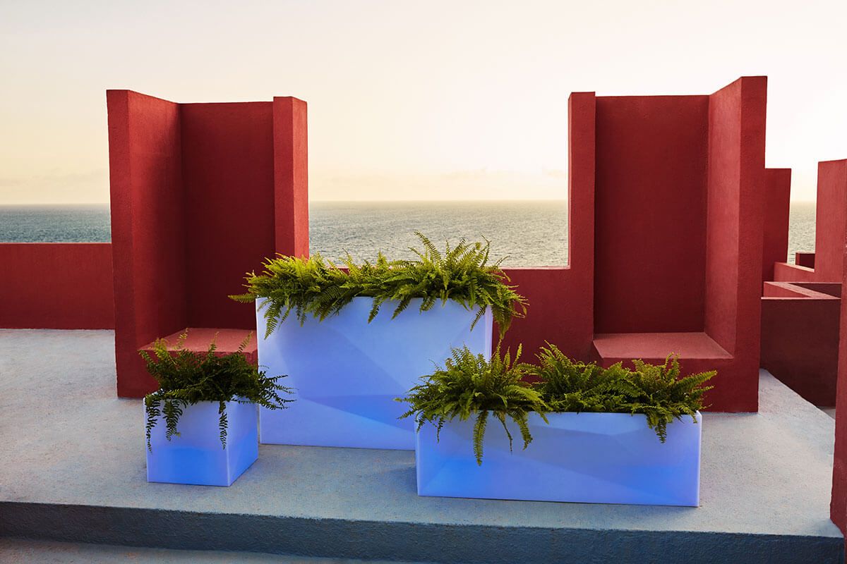 Ensemble de jardinières lumineuses en polypropylène de la collection FAZ par VONDOM à Biarritz
