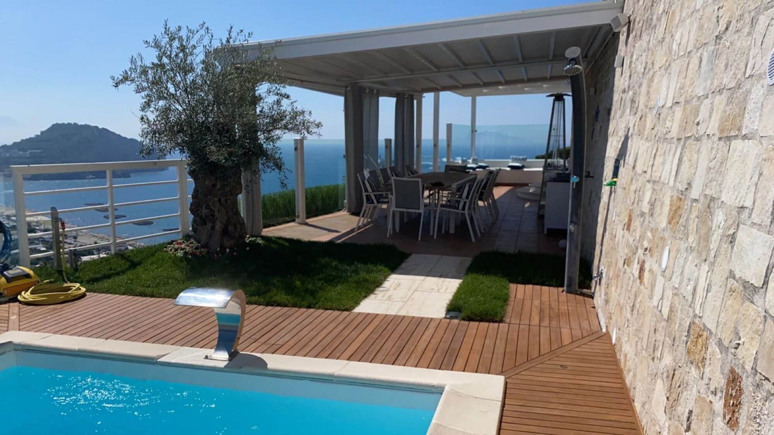 COin repas donnant sur coin piscine à Naples