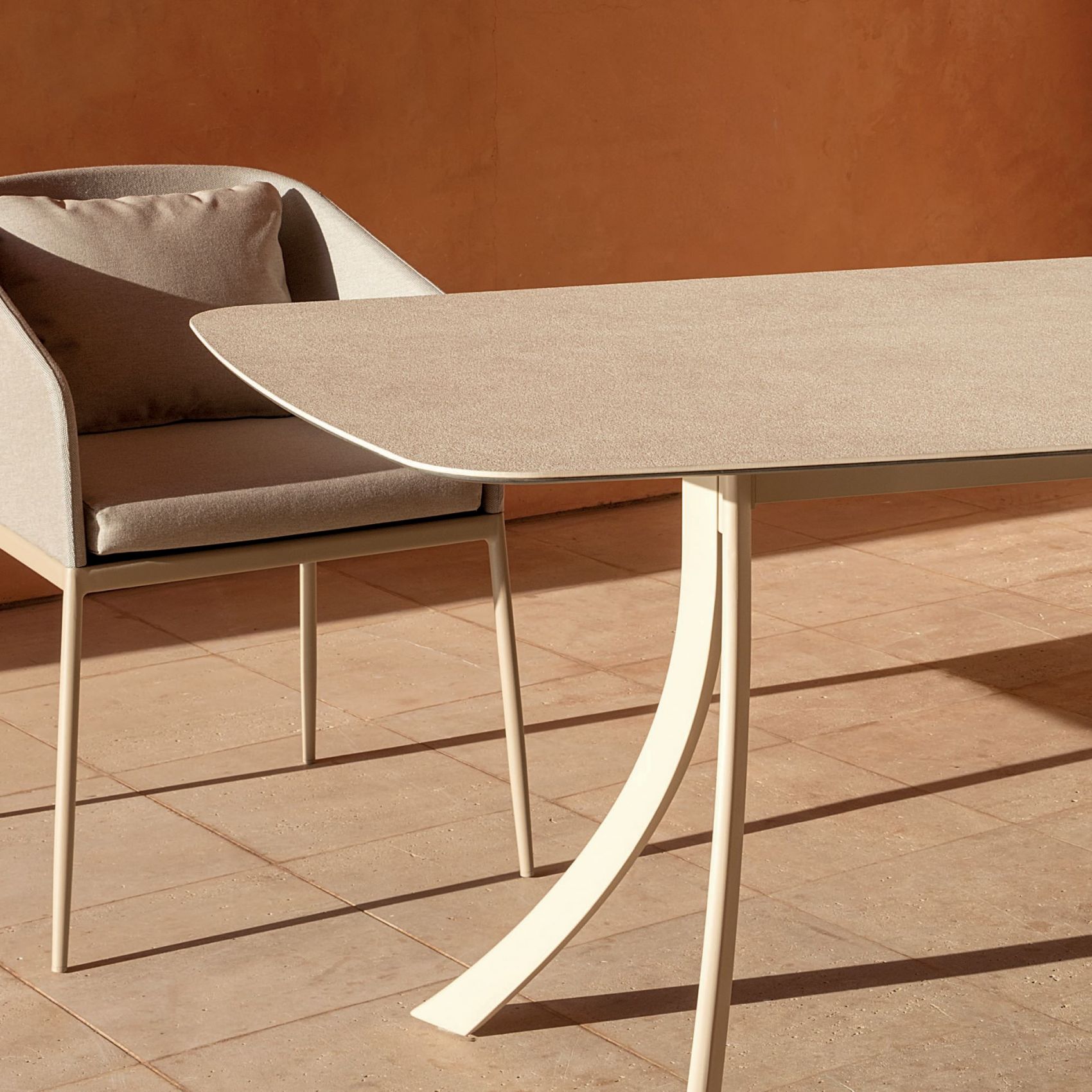 Table de repas au design innovant de la collection Falcata par Expormim à Paris