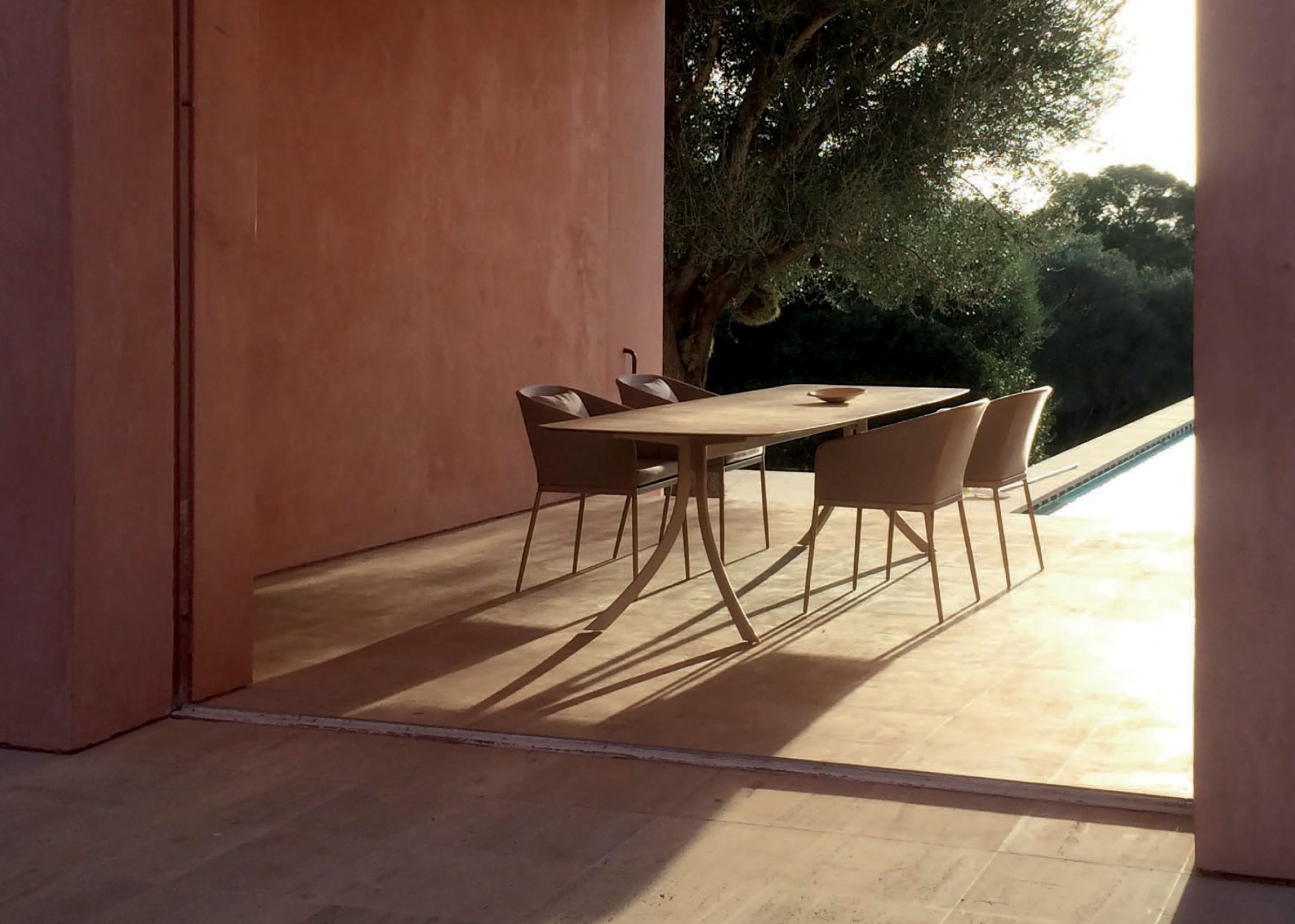 Table de repas rectangulaire élégante de la collection Falcata par Expormim à Marseille