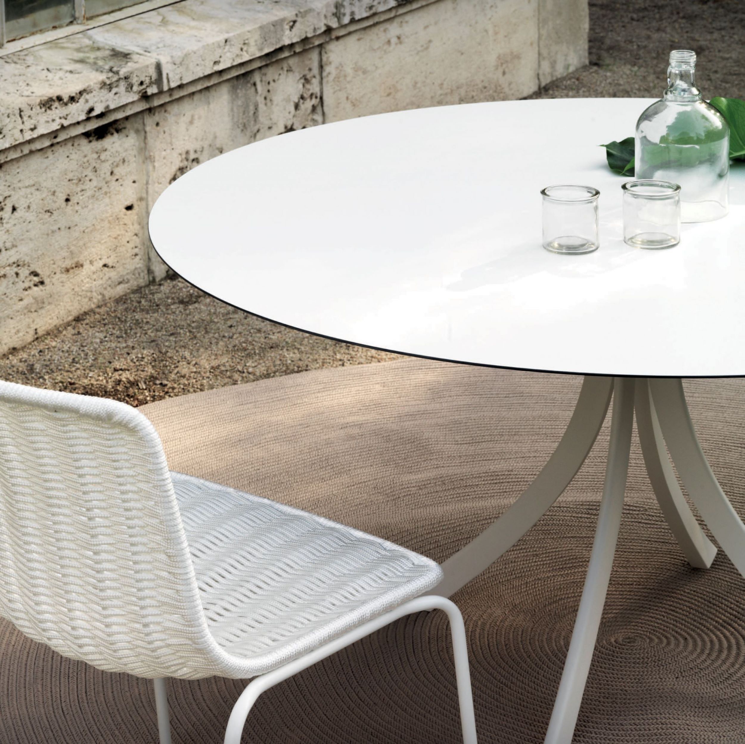 Table de repas ronde épurée et créatif de la collection Falcata par Expormim à Lyon