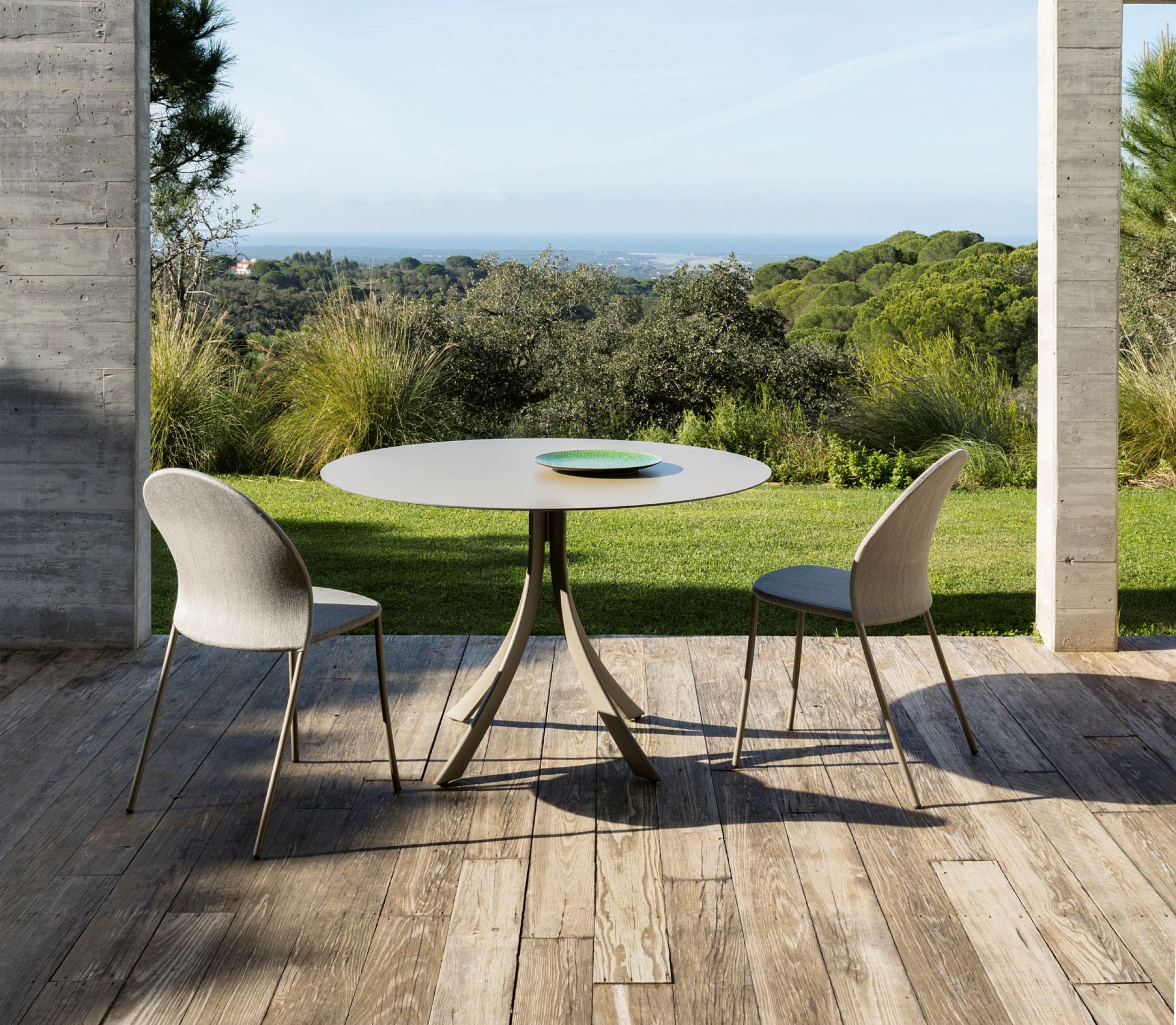 Table de repas avec piètement design de la collection Falcata par Expormim à Nice