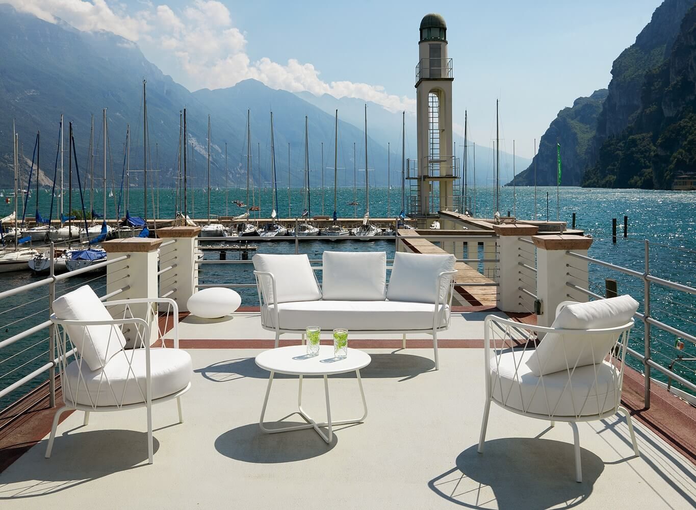 Fauteuil lounge de jardin avec accoudoirs collection Daisy par Vermobil à Biarritz