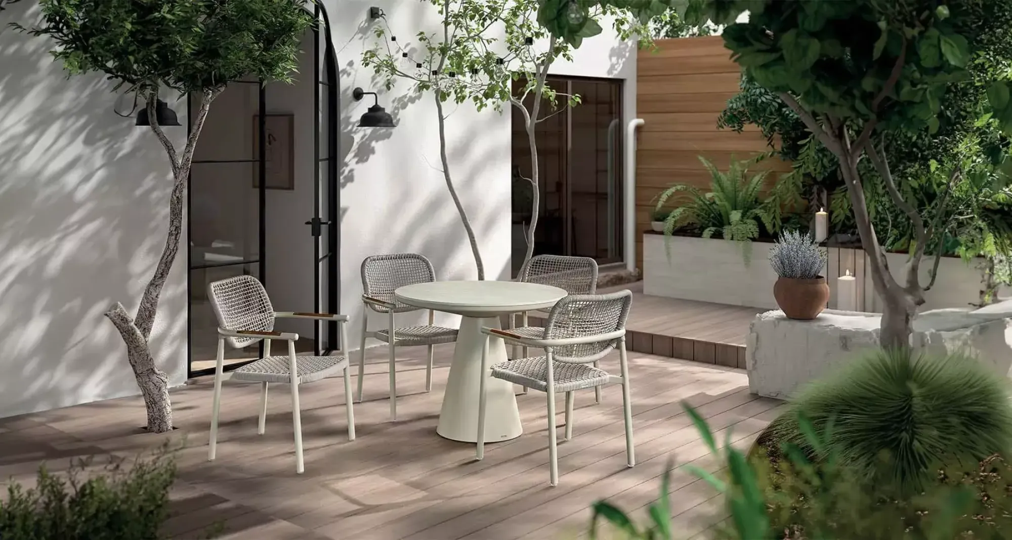 Chaise de repas avec accoudoirs en teck empilable en aluminium thermolaqué et corde, collection Midleton