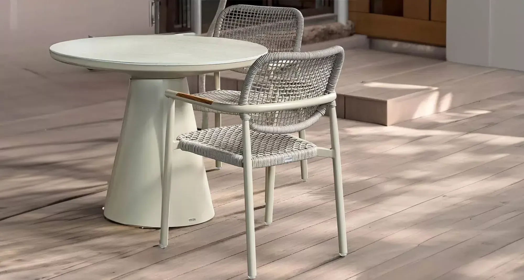 Chaise de repas avec accoudoirs en teck empilable en aluminium thermolaqué et corde, collection Midleton