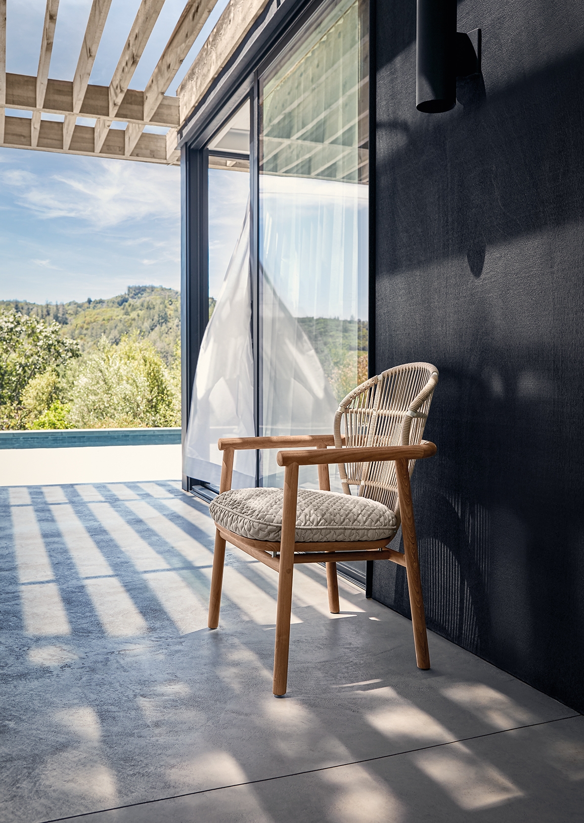 Fauteuil de repas en teck naturel brut et tressage en corde polypropylène 