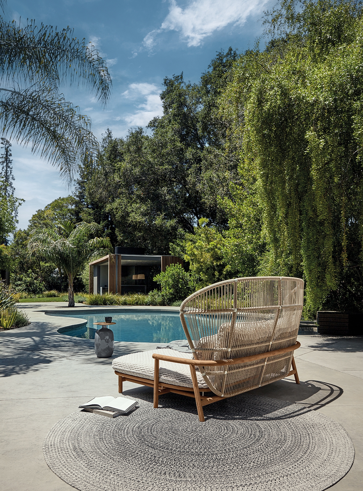 Salon de jardin en teck naturel et tressage en corde marine, confort profond et design inspiré de la nature, collection Fern par Gloster