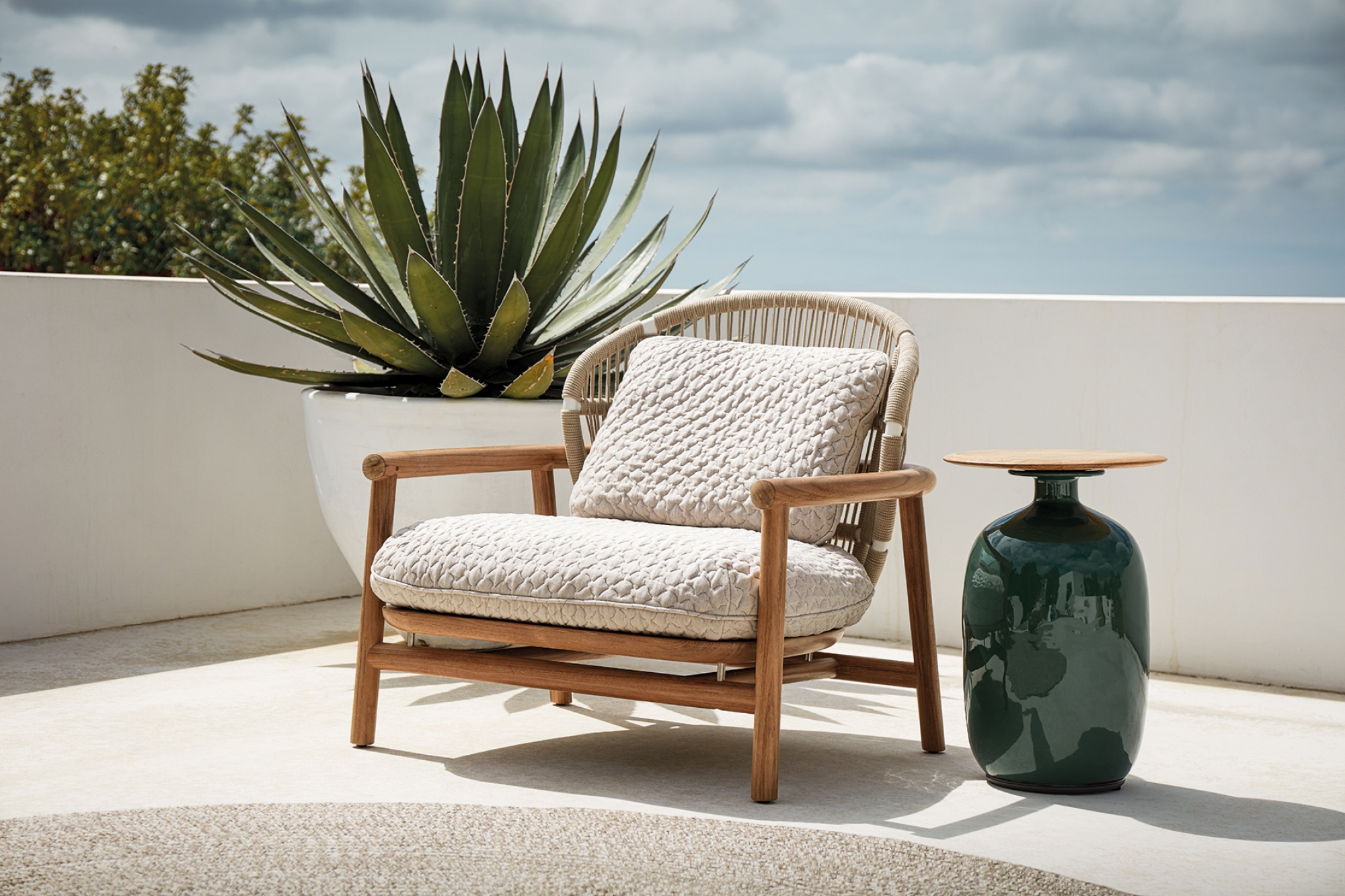 Salon de jardin en teck naturel et tressage en corde marine, confort profond et design inspiré de la nature, collection Fern par Gloster