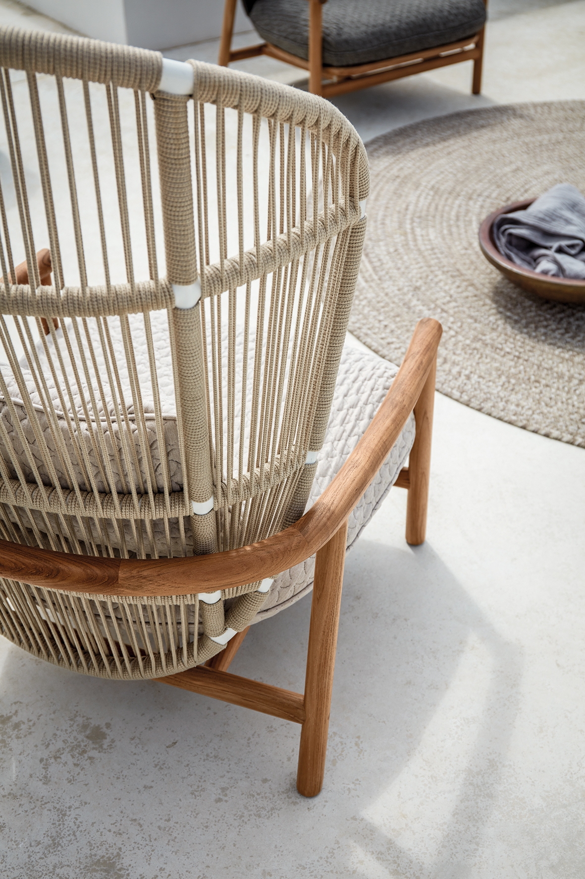 Salon de jardin en teck naturel et tressage en corde marine, confort profond et design inspiré de la nature, collection Fern par Gloster