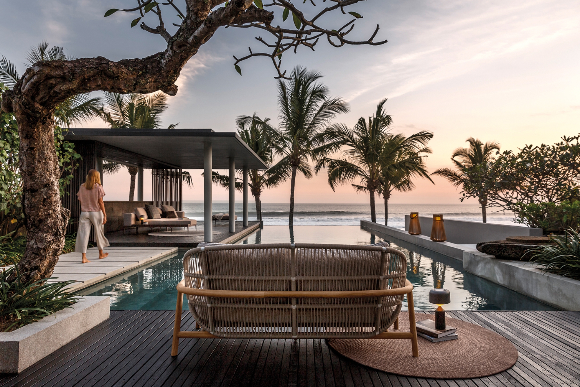 Salon de jardin en teck naturel et tressage en corde marine, confort profond et design inspiré de la nature, collection Fern par Gloster