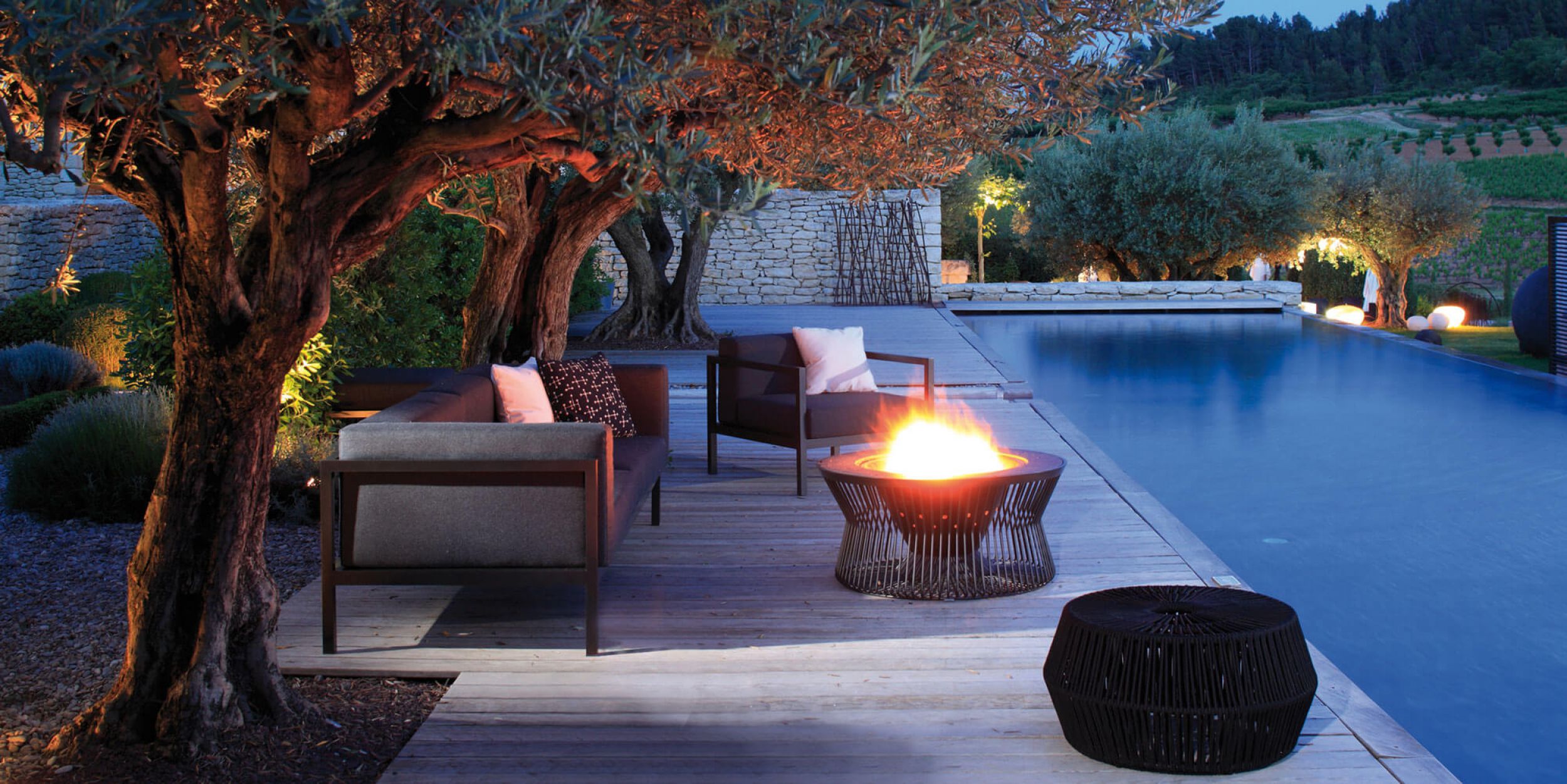 Fosse à feu créant un espace cosy par KETTAL