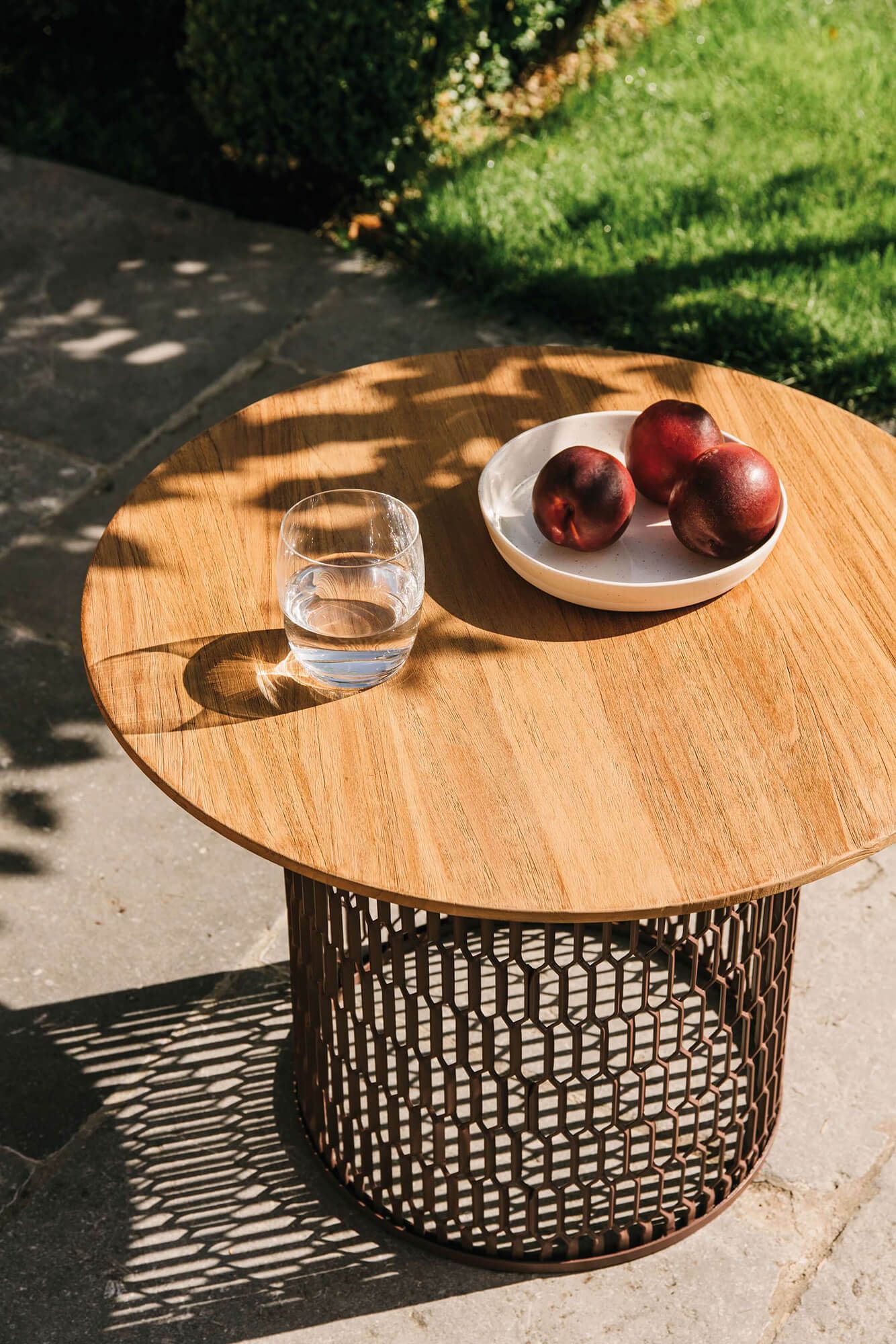 Table de repas de jardin plateau et coloris au choix collection Mesh par Kettal à Nice