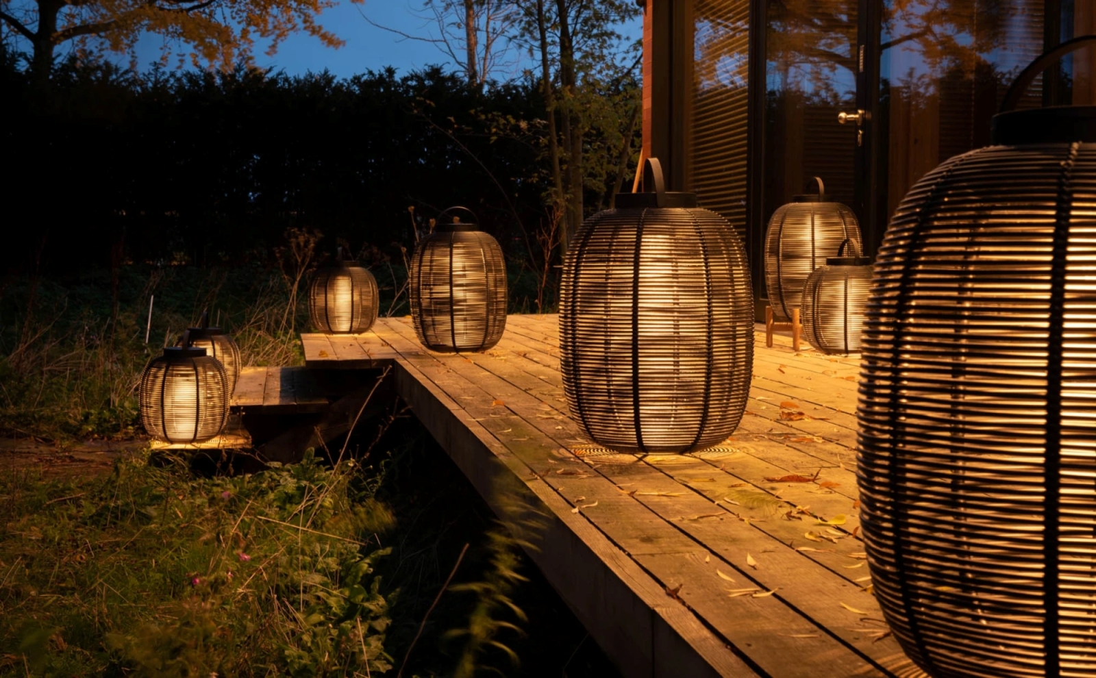 Petite lanterne solaire en osier avec base en acier ou en teck, collection Tika par Vincent Sheppard