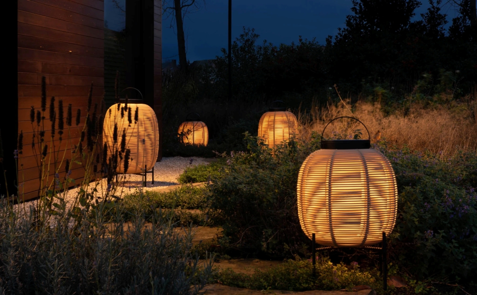 Petite lanterne solaire en osier avec base en acier ou en teck, collection Tika par Vincent Sheppard