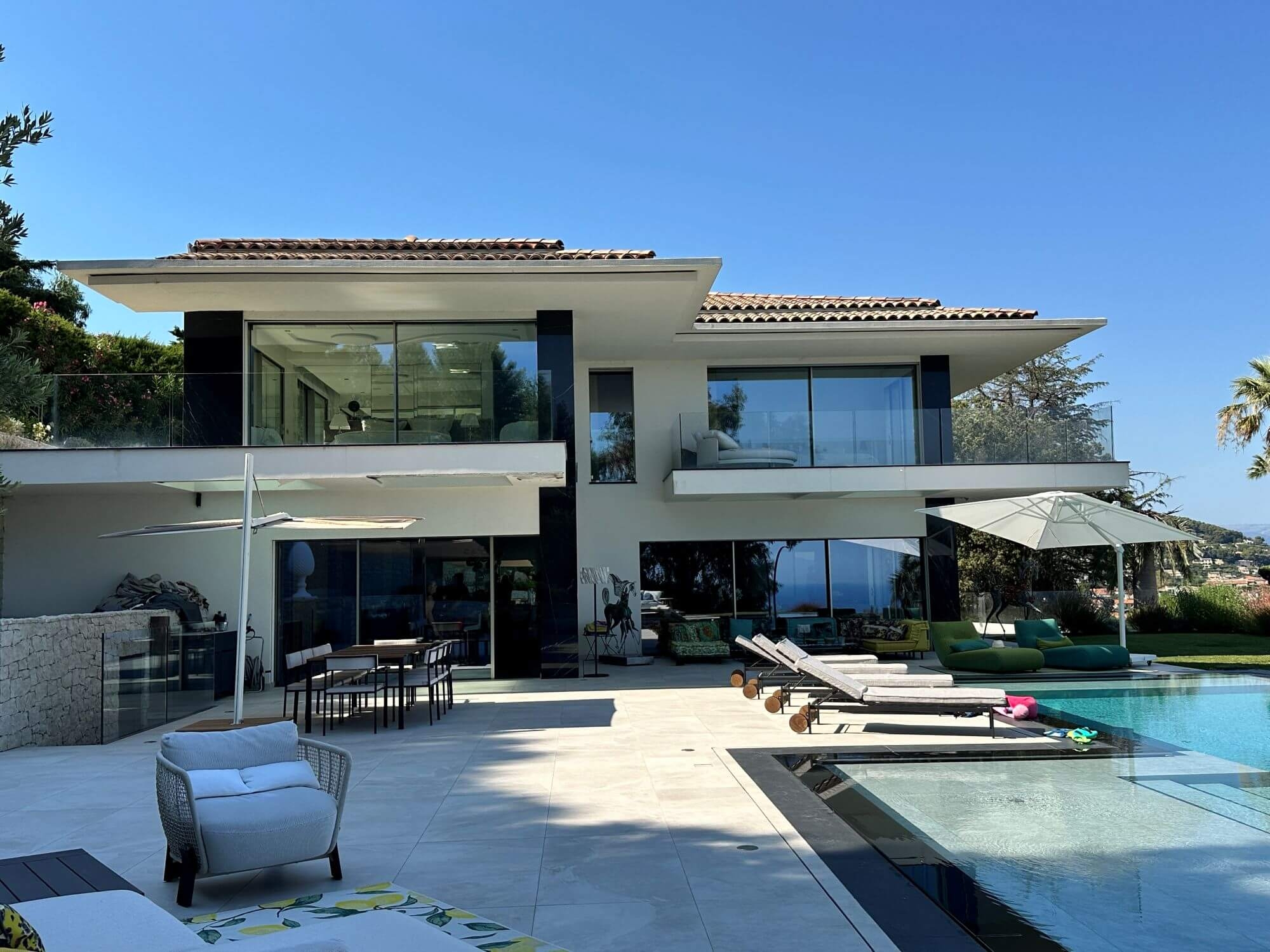 Aménagement coin piscine d'une splendide villa au cap d'Antibes