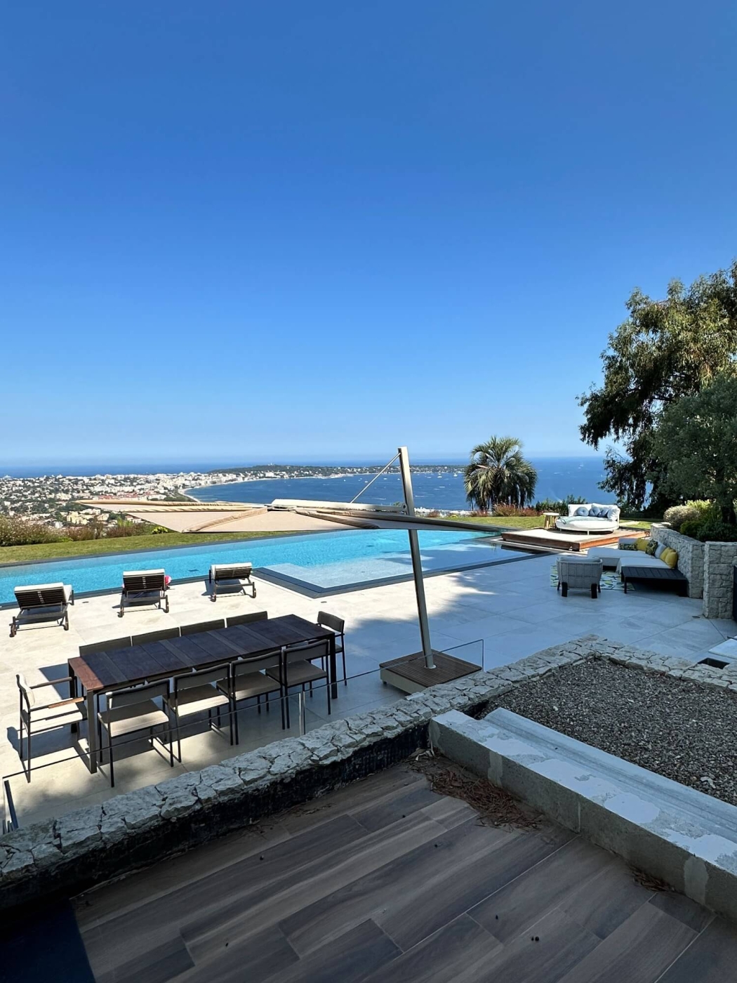 Aménagement extérieur parasol haut de gamme collection Versa au cap d'Antibes 