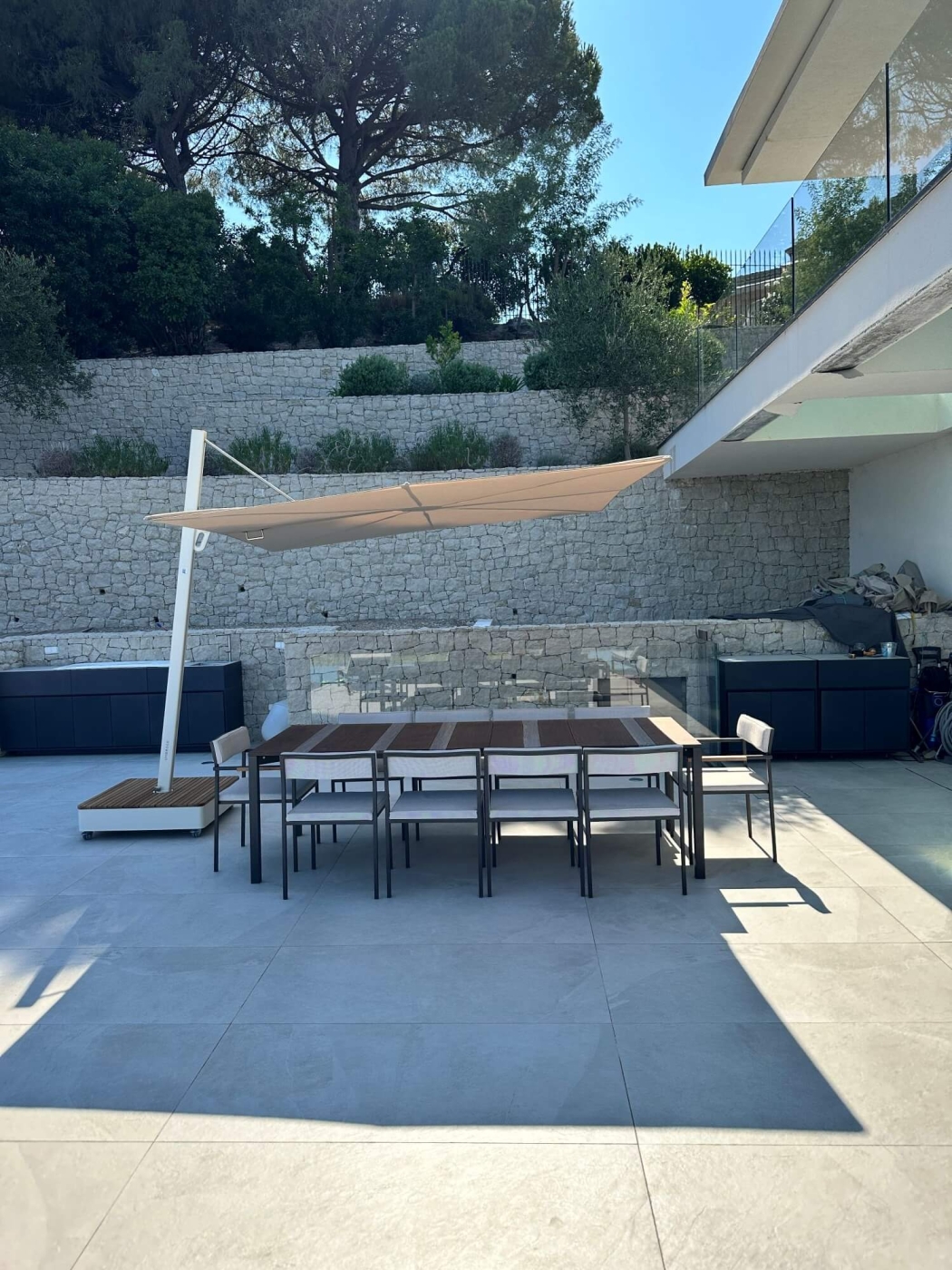 Aménagement extérieur d'une terrasse située sur le cap d'Antibes