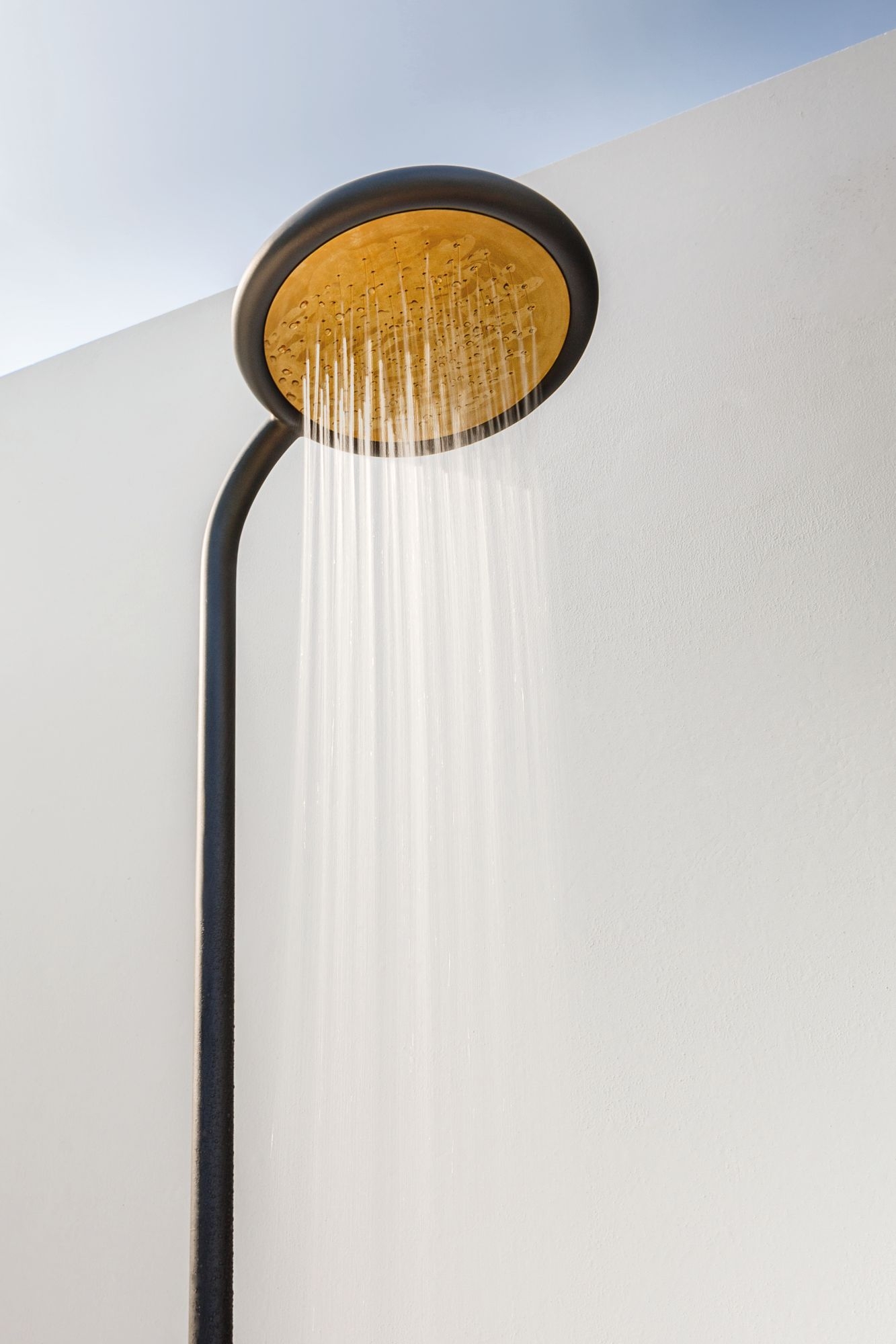 Douche d’extérieur Garden Shower en aluminium et teck à Cagnes sur Mer