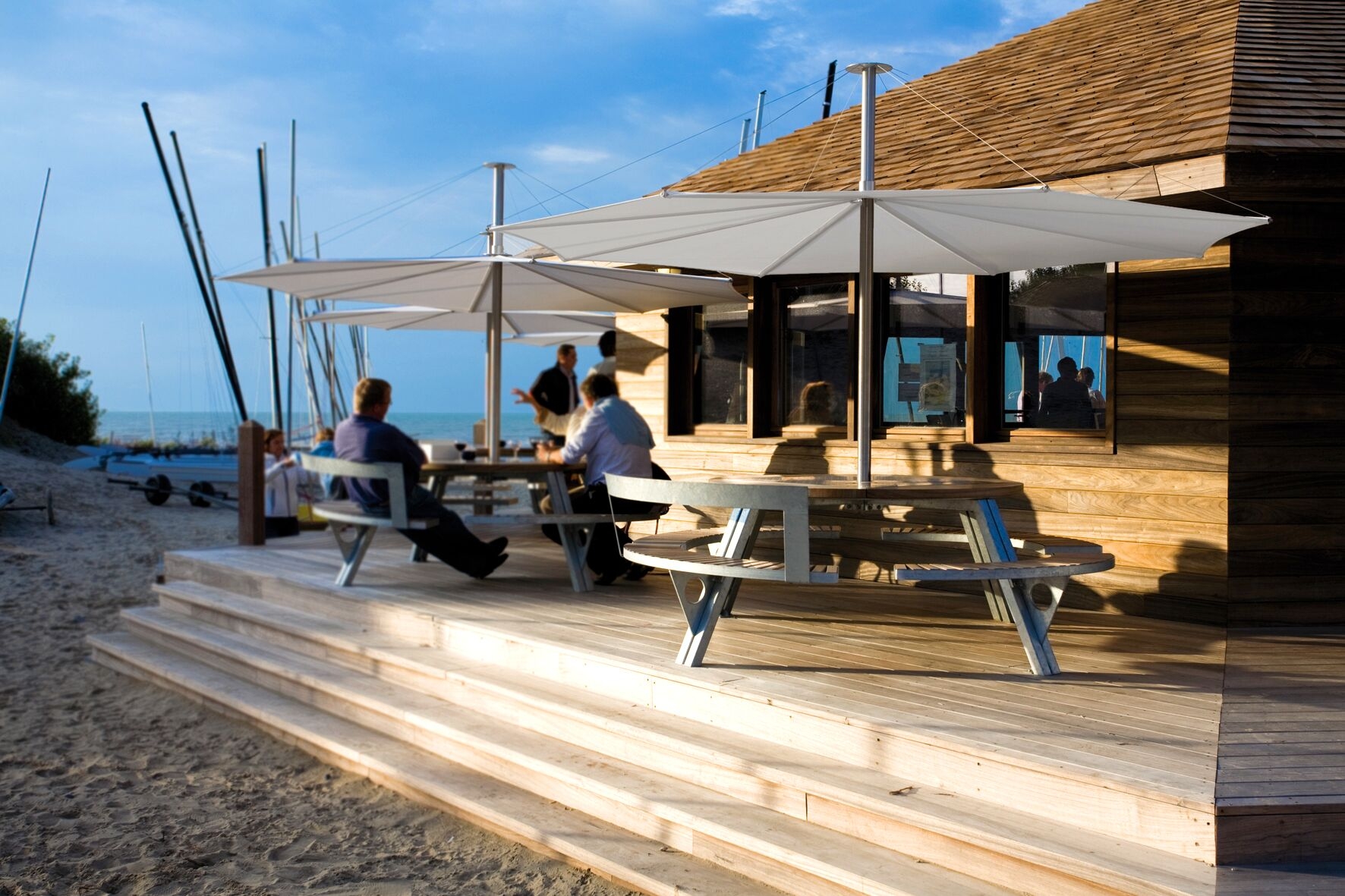Ensemble de repas en bois Iroko et acier galvanisé de la collection Gargantua par Extremis à Nice