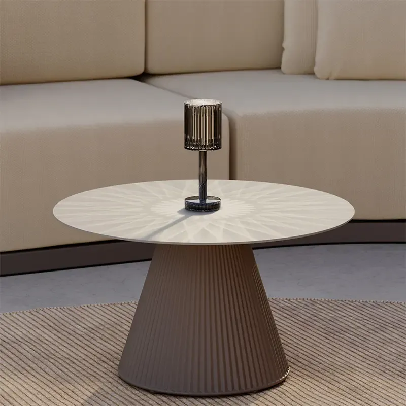 Table de repas contemporaine et élégante collection Gatsby de Vondom à Paris