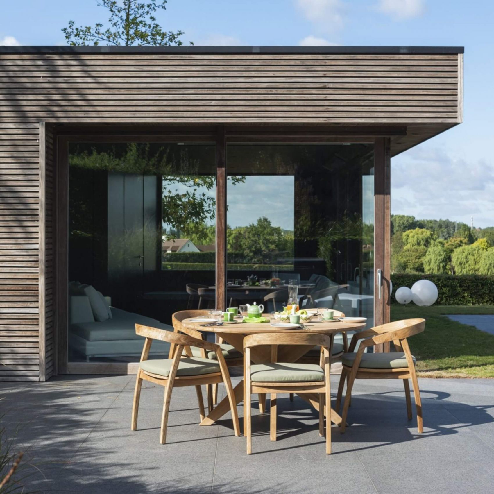 Fauteuil de repas design en teck collection Jakarta par Gescova à Aix