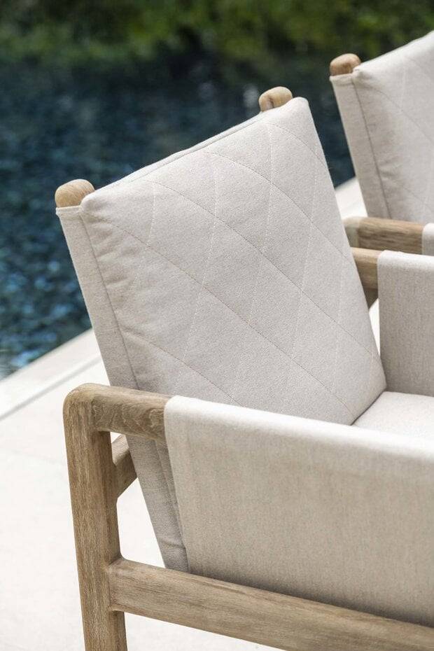 Fauteuil de repas en teck et dossier en tissus rembourré Sunbrella collection Carlo à Antibes