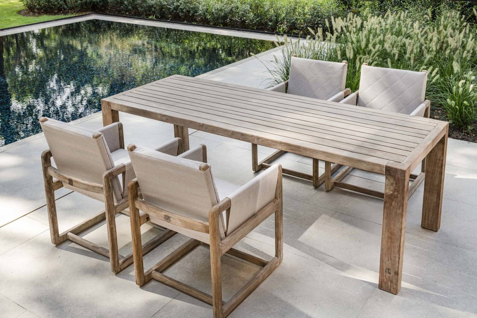 Fauteuil de repas en teck et dossier en tissus rembourré Sunbrella collection Carlo à Antibes