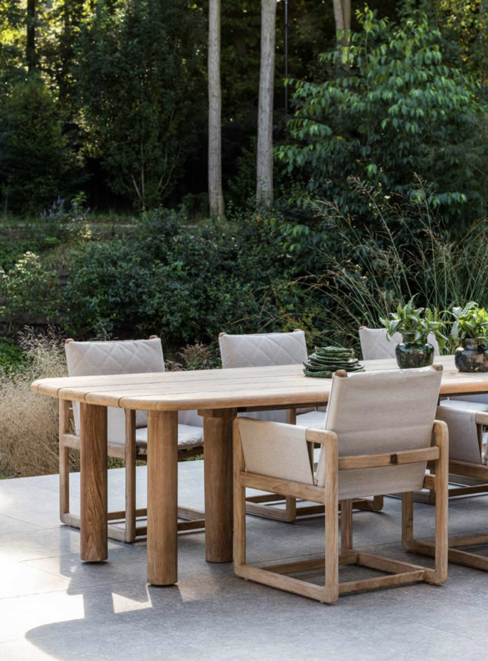 Fauteuil de repas en teck et dossier en tissus rembourré Sunbrella collection Carlo à Antibes