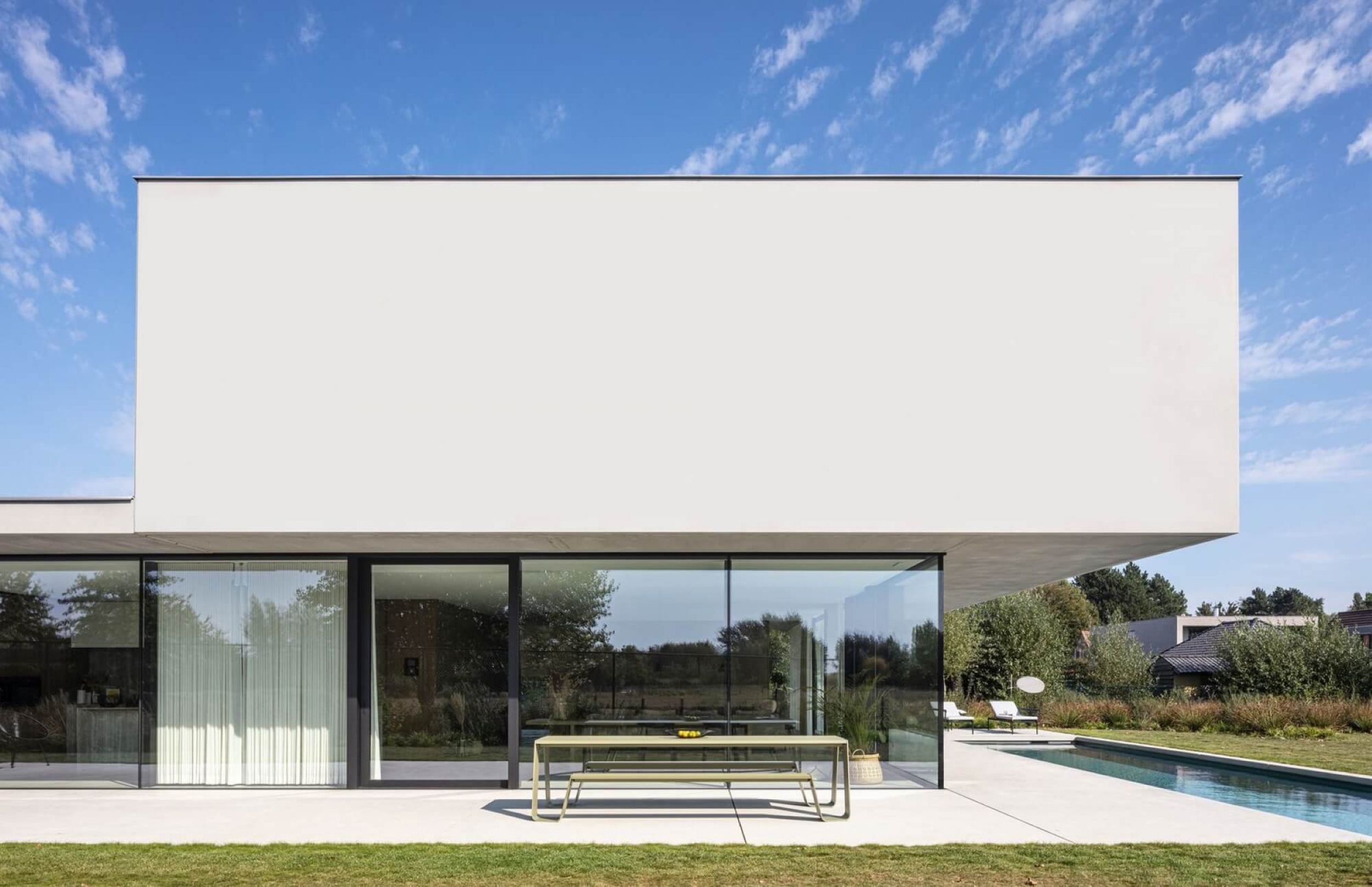 Table de repas design unique en aluminium thermolaqué et bois collection Hopper par Extremis