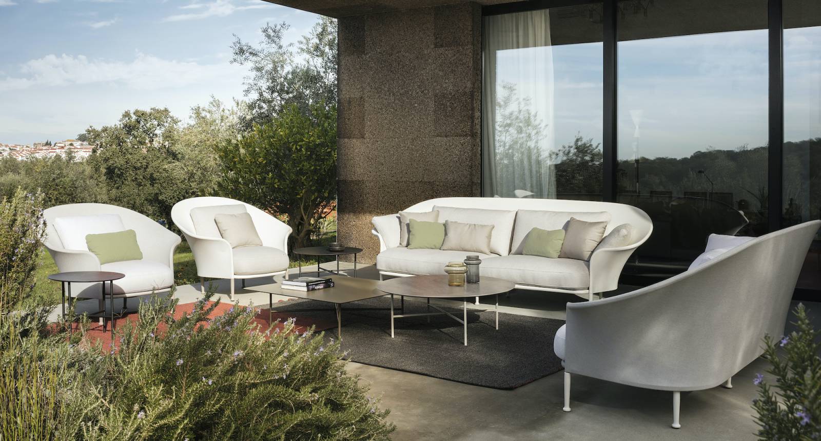 Mise en situation et superposition des tables basses Grada à Monaco