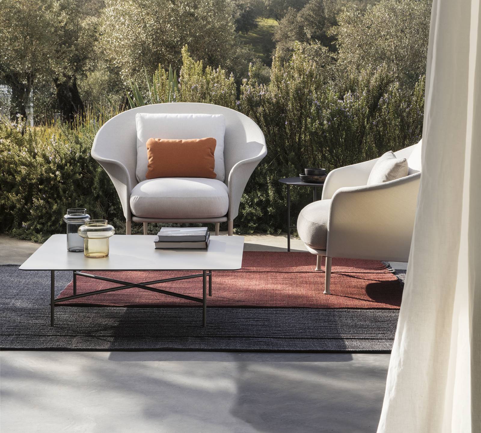 Table basse rectangulaire et claire Grada à Monaco