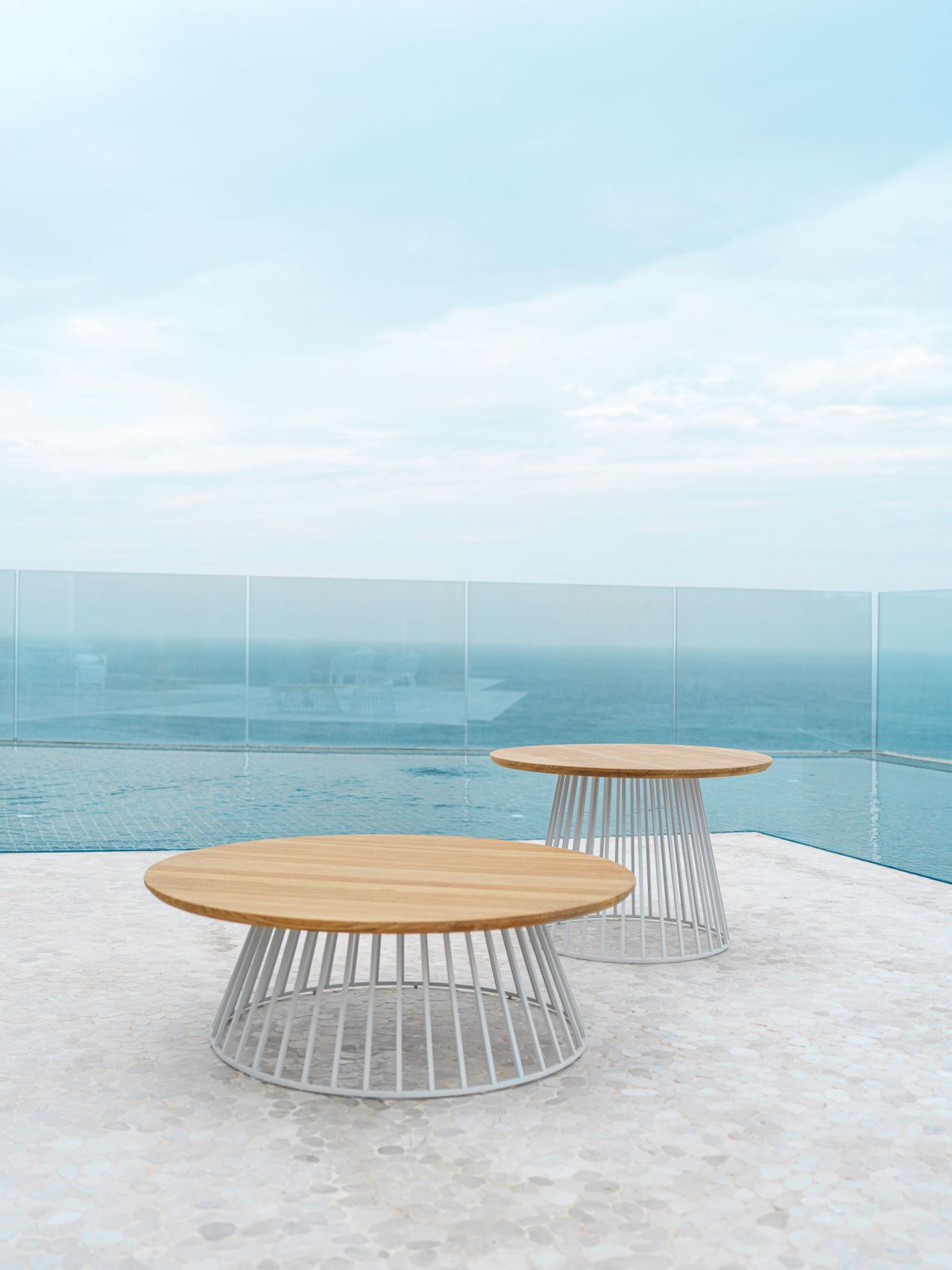 Tables de repas design avec plateau HPL de la collection Grid par Solpuri à Nice