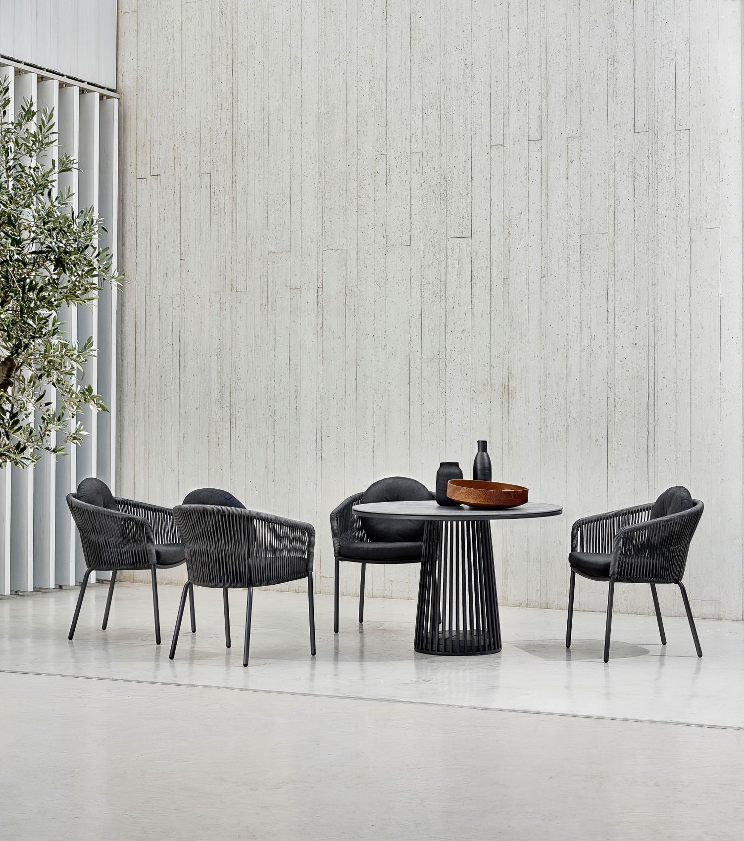Table de repas avec tissage de la collection Grid par Solpuri à Toulon