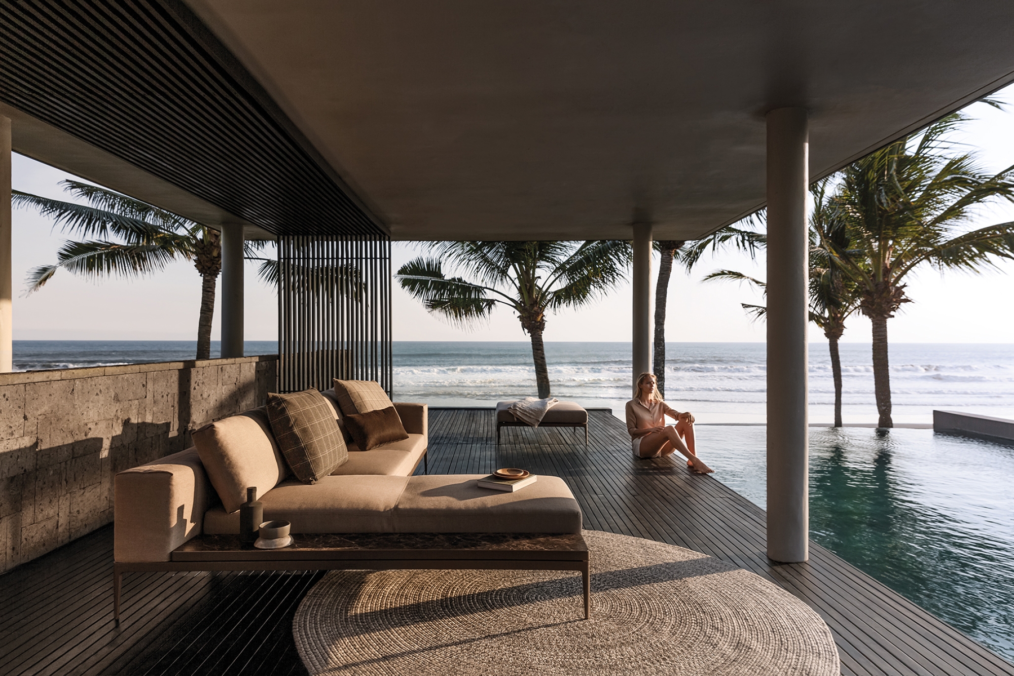 Salon de jardin moderne et modulaire en aluminium thermolaqué et teck ou céramique, collection Grid par Gloster