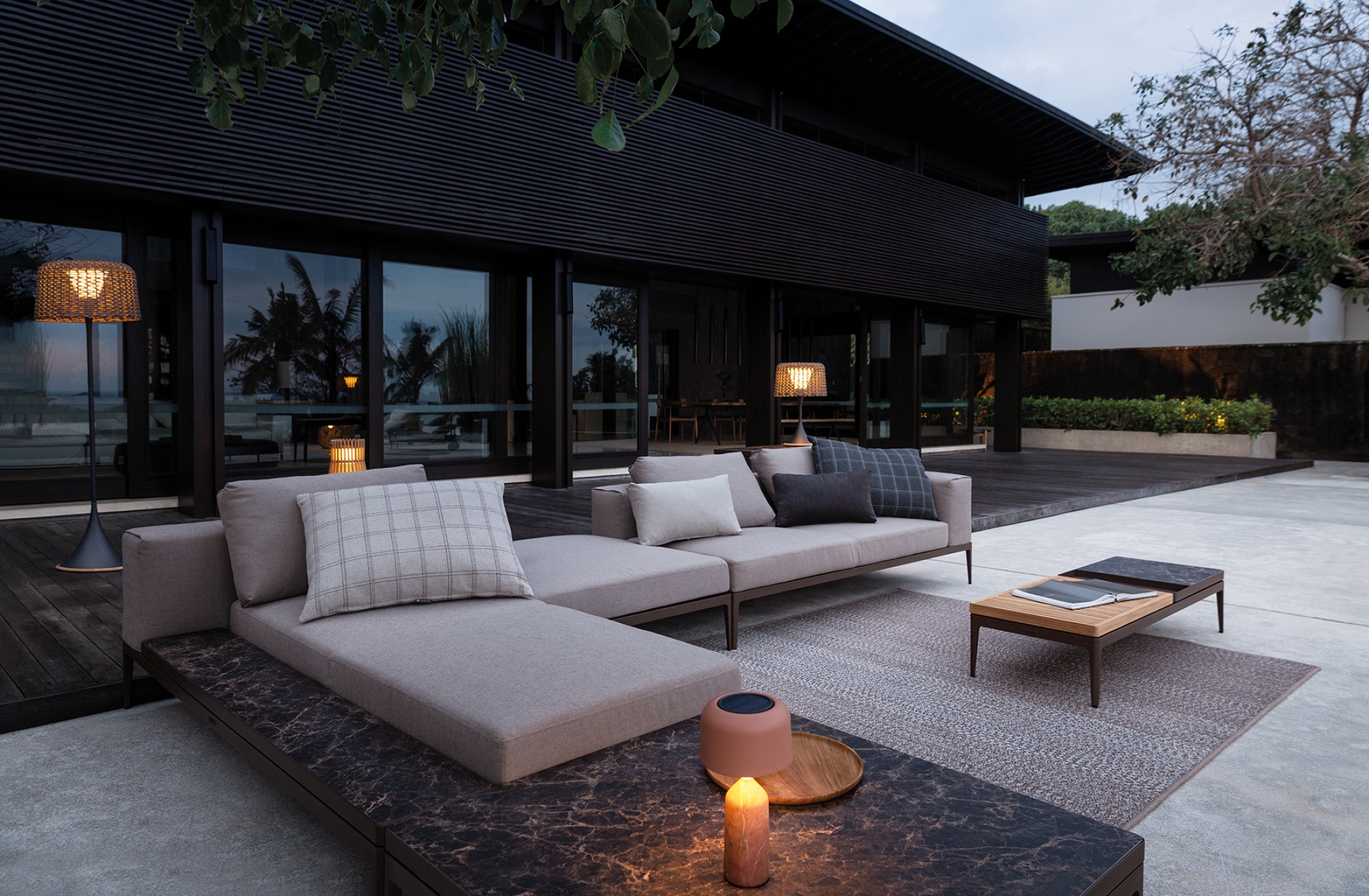 Salon de jardin moderne et modulaire en aluminium thermolaqué et teck ou céramique, collection Grid par Gloster