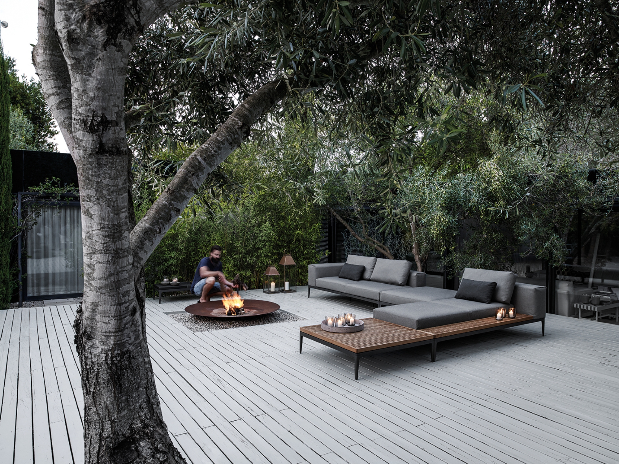 Salon de jardin moderne et modulaire en aluminium thermolaqué et teck ou céramique, collection Grid par Gloster